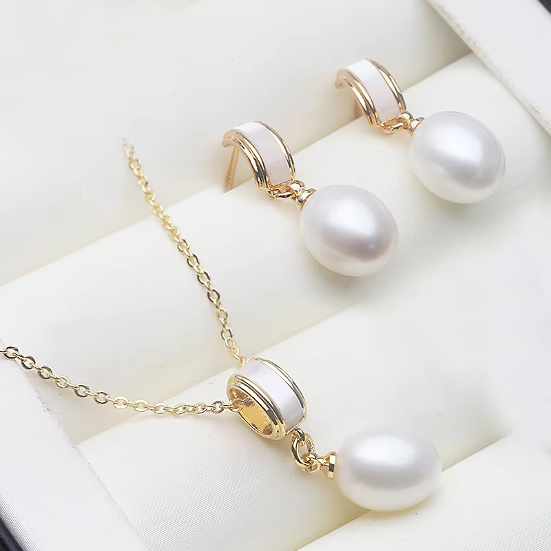 Freshwater Pearl Necklace & Earrings Set
