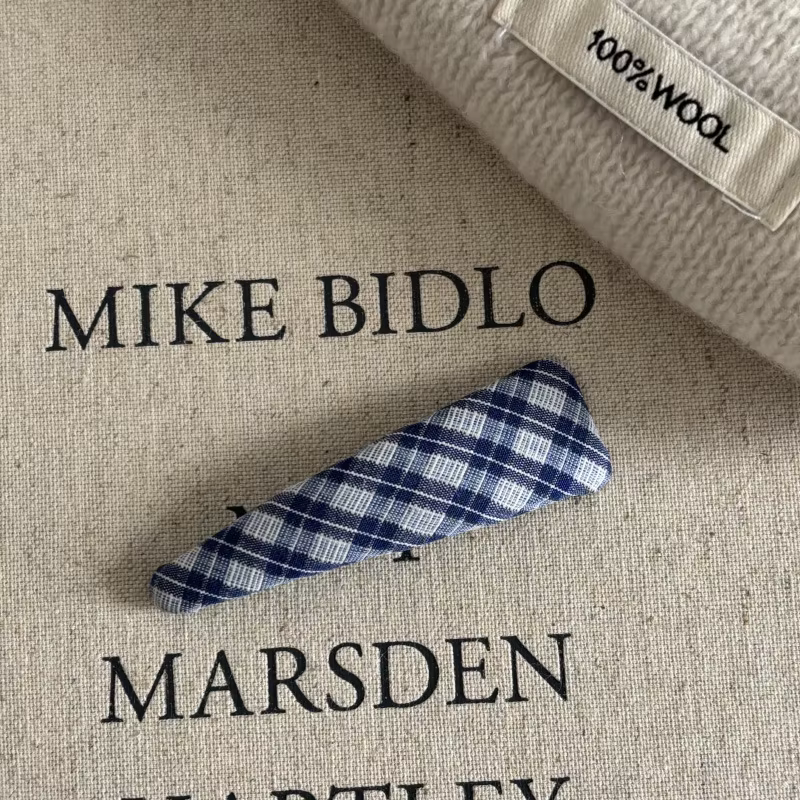 Plaid Triangle Clip